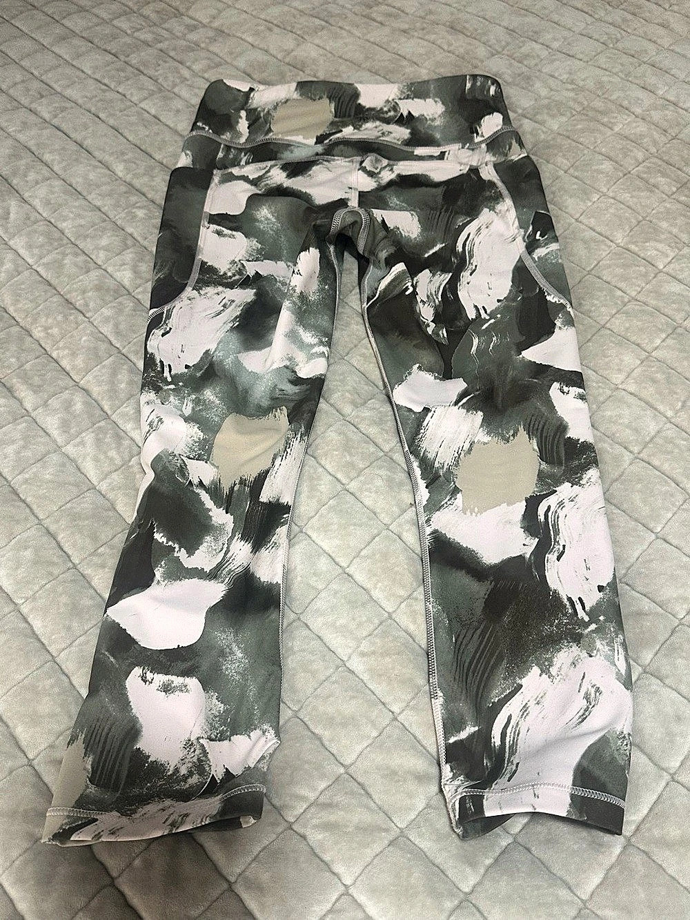 Athleta Ultimate Stash II Capri Leggings Painted Energy Olive Size S Like New